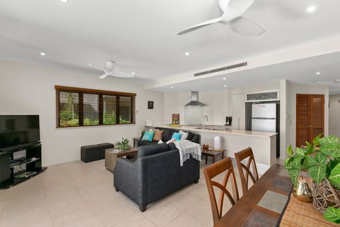 Beachfront Apartment With Ocean Views - Brisbane Tourism 3