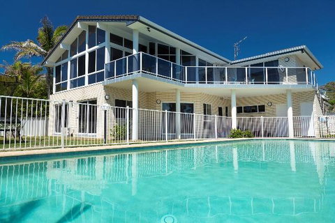 Beachfront Escape - Brisbane Tourism 0