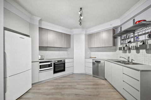 Beachfront Luxury 3 Bedroom In The Heart Of Surfers Paradise - Ocean Views Plus Indoor/outdoor Pool - Tourism Brisbane 1