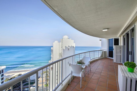 Beachfront Luxury 3 Bedroom In The Heart Of Surfers Paradise - Ocean Views Plus Indoor/outdoor Pool - Tourism Brisbane 3