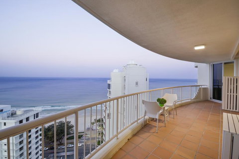 Beachfront Luxury 3 Bedroom In The Heart Of Surfers Paradise - Ocean Views Plus Indoor/outdoor Pool - Tourism Brisbane 2