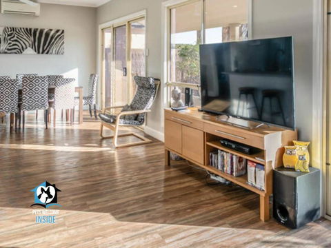 Renovated Beautiful Holiday Home With A Private Beach & Stunning Views! - Tourism Brisbane 2