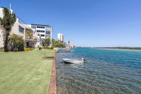 River Front Escape, Short Walk To Ocean Street - Tourism Brisbane 1
