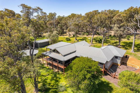 Redgum Treehouse - Outstanding Luxury In The Heart Of Wine Country And Minutes From The Beaches - Tourism Brisbane 1
