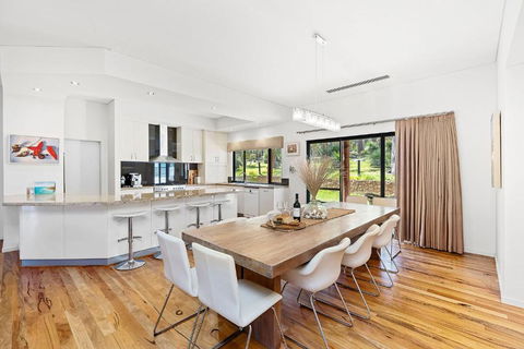 Redgum Treehouse - Outstanding Luxury In The Heart Of Wine Country And Minutes From The Beaches - Tourism Brisbane 2