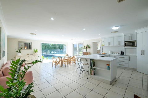 Regand Retreat - Luxurious Family Home, Pool - Brisbane Tourism 3