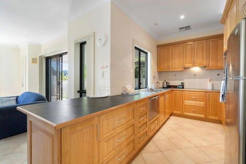 Relax On Charles St - 4A Charles Street Port Elliot - BYO Linen - Tourism Brisbane 3