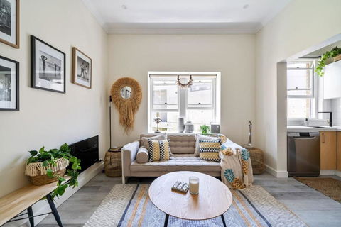 Relaxed Coogee Coastal Living With Ocean Views - Brisbane Tourism 1