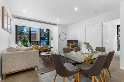 Remarkable 3-Bed With City Views & Swimming Pool - Tourism Brisbane 0