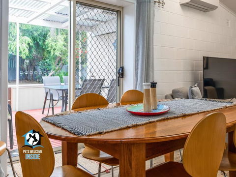 Renovated 3BR One Street To Beach - Brisbane Tourism 2