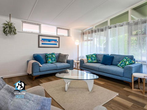 Renovated 3BR One Street To Beach - Brisbane Tourism 1