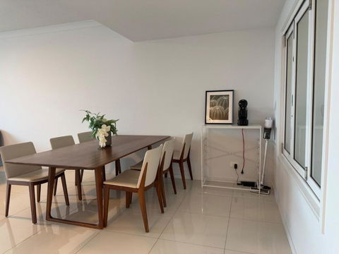 Resort-Style Apartment Near Harbour Town - Brisbane Tourism 3