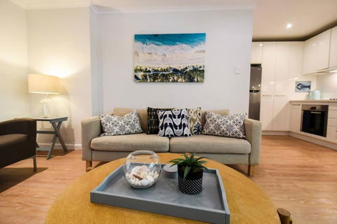 Resort-style Coastal Living With Balcony & Pool - Tourism Brisbane 0