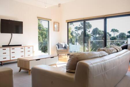 Retreat By The River - Views Wi-fi & Parking - Tourism Brisbane 1