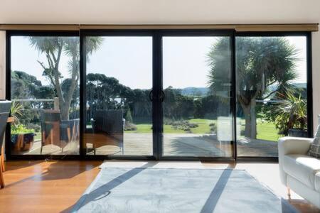 Retreat By The River - Views Wi-fi & Parking - Tourism Brisbane 3