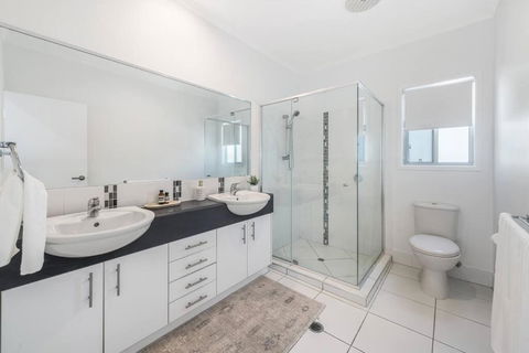 Retreat In The Heart Of Alex - 3BR Sleeps 11, Pool - Tourism Brisbane 2