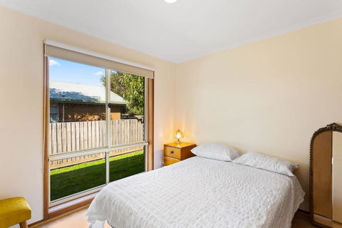 Retro Beach Bungalow - Stroll To The Esplanade - Tourism Brisbane 3