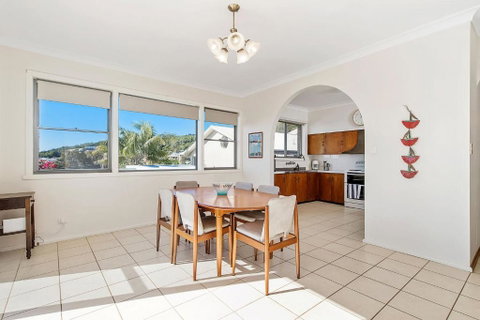 Retro Beach House - Brisbane Tourism 3