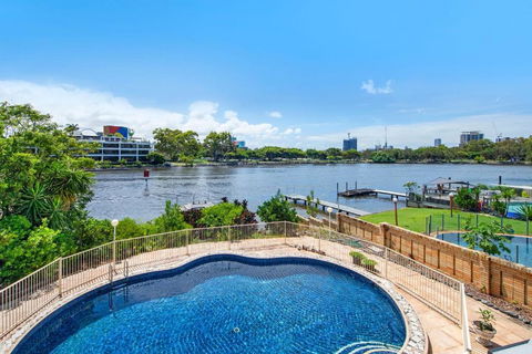 Retro Classic Surfers Paradise Waterfront Home - Tourism Brisbane 0