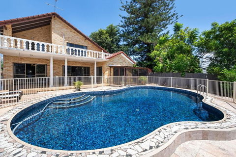 Retro Classic Surfers Paradise Waterfront Home - Tourism Brisbane 3