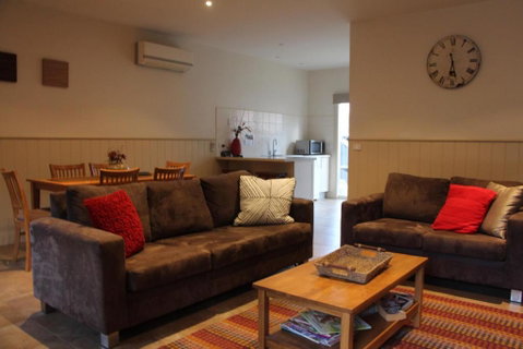 River Rock Cottage Centrally Located And Dog Friendly - Tourism Brisbane 0