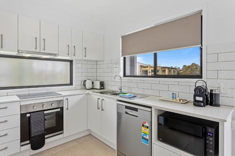 Riverside 3-Bed Home With Study Nook And BBQ - Brisbane Tourism 3