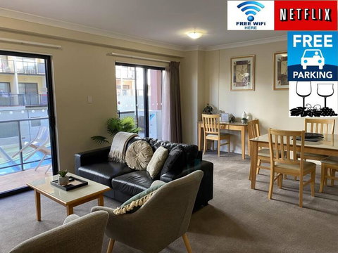 RIVERSIDE CITY VIEW PARKING NETFLIX WIFI WINE FREE - Brisbane Tourism 0