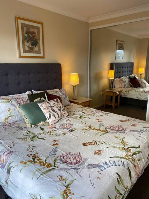 RIVERSIDE CITY VIEW PARKING NETFLIX WIFI WINE FREE - Brisbane Tourism 1