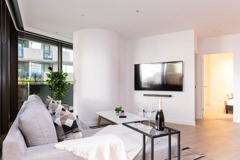 Ritz Carlton Residence With Parking & Backyard - Tourism Brisbane 0