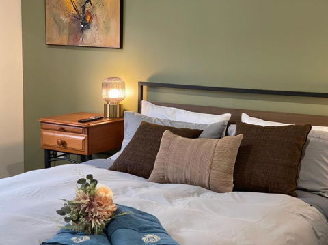 Royal Romanesque Holiday House In Dakabin - Brisbane Tourism 1