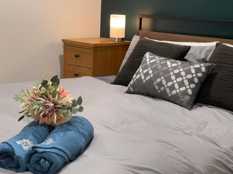 Royal Romanesque Holiday House In Dakabin - Brisbane Tourism 3