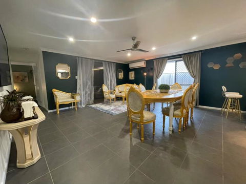 Royal Romanesque Holiday House In Dakabin - Brisbane Tourism 0