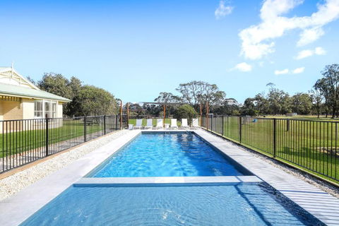 Roads End With Games Barn Ponies Alfresco Dining - Tourism Brisbane 1