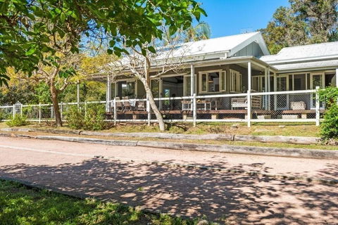 Rock Davis Luxury Beachouse - 100mtrs To Beach - Brisbane Tourism 3