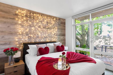 Romantic Retreat With Garden - Brisbane Tourism 0