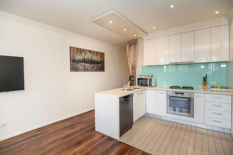 Rome Sky Villa - Brisbane Tourism 3