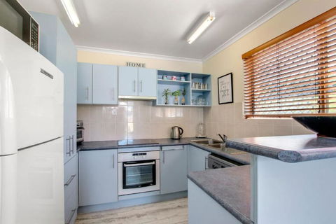 Rosalie Unit 1, 4 Margaret St, Kings Beach - Tourism Brisbane 3