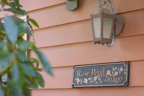 Rose Petal Cottage - Tourism Brisbane 1