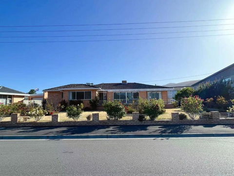 Rose Retreat With Water Front View At Montrose - Tourism Brisbane 0