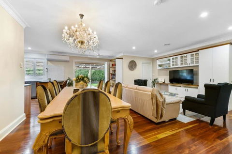 Roselawn Manor - 5 Bedroom Entertainer - Brisbane Tourism 3