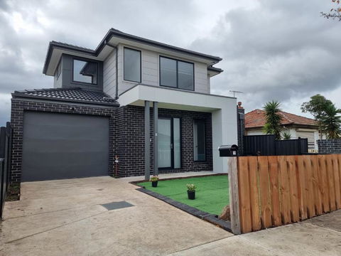 Rosie Townhouse - Modern Home In Sunshine - Tourism Brisbane 0