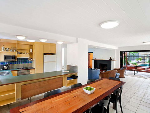 Ross Cres Spacious Private Beach House - Tourism Brisbane 3