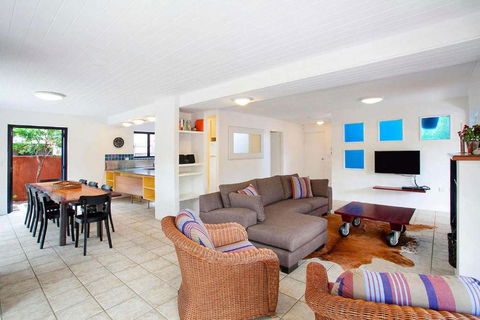 Ross Cres Spacious Private Beach House - Tourism Brisbane 2