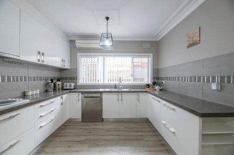Roycox Cottage - Charming Escape, Fireplace - Brisbane Tourism 2