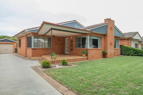Roycox Cottage - Charming Escape, Fireplace - Brisbane Tourism 3