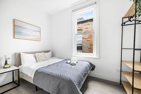 Rustic Double Room - Central Location In Kensington - Shared Bathroom - Tourism Brisbane 0