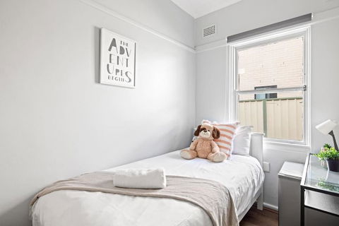 Rustic Single Room - Centrally Located At Narwee - Shared Bathroom - Tourism Brisbane 0