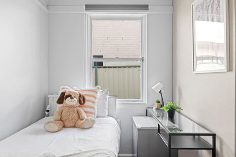 Rustic Single Room - Centrally Located At Narwee - Shared Bathroom - Tourism Brisbane 3