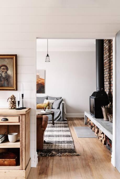 Sailors Whisk, Luxurious Restored Antique Cottage - Brisbane Tourism 1