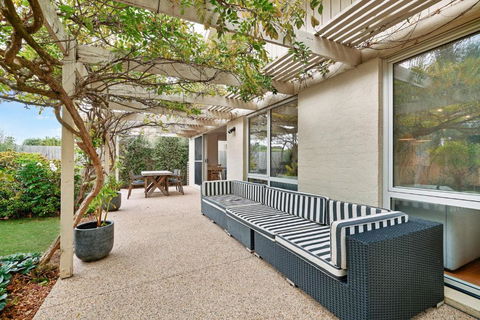 Salt Air Hideaway With Lush Backyard - Tourism Brisbane 2